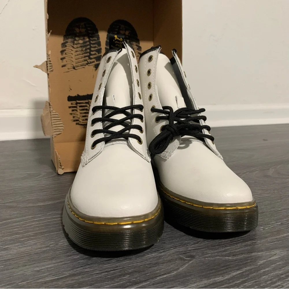 NEW Dr. Martens Zavala Eyelet White Patent Boots 8 - Picture 5 of 8